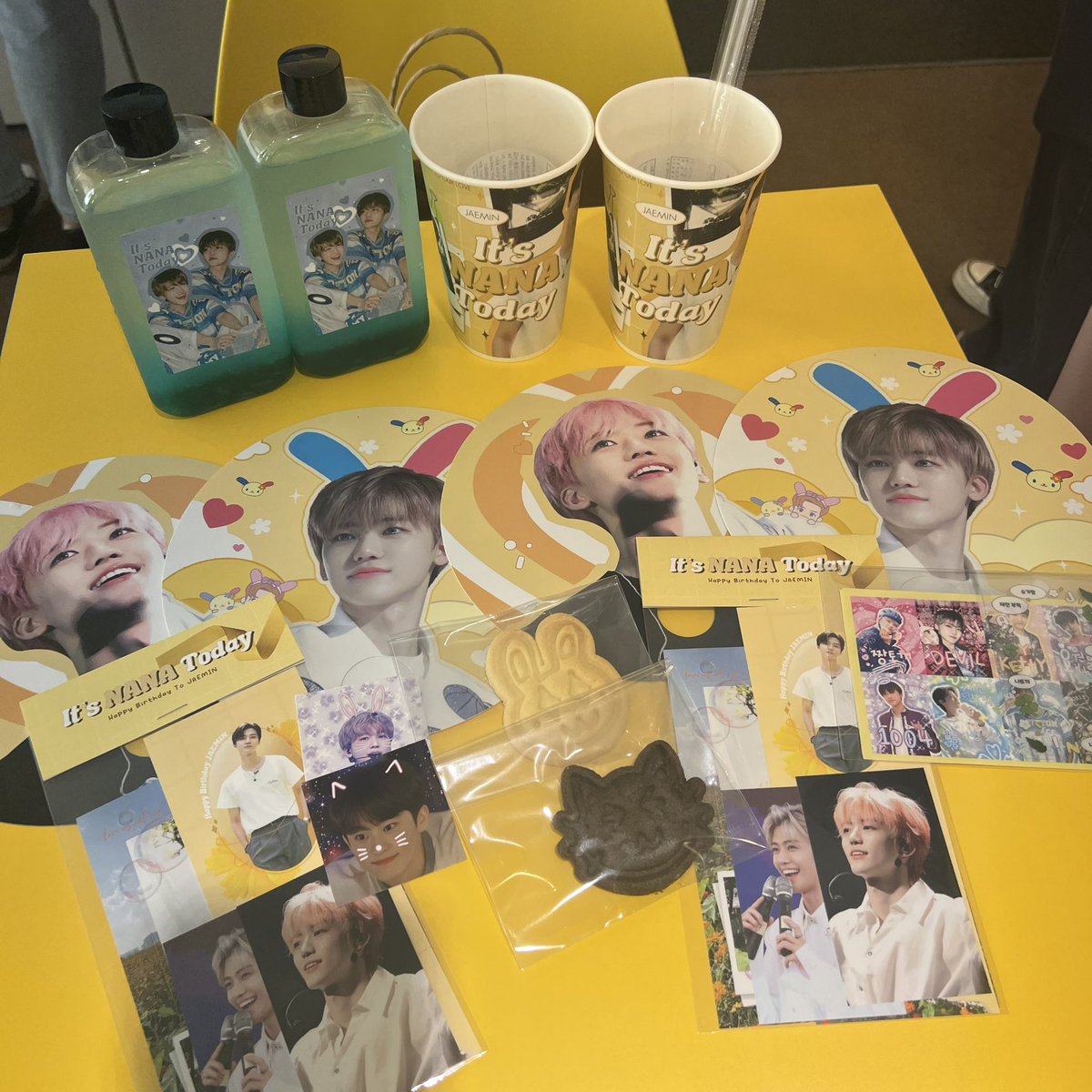 chazzi1414's tweet photo. 3️⃣ 크리미무드
애기재민이••눈물 흘렸다 너무 귀여워
이 날 엄청 더웠는데 부채 없었으면 죽었을지두.. 나나세컷은 정말 좋아따 사실 이거 찍으러 온거일수도…나나버블로 꾸며진것도 넘 참신했다 어케 안사랑해ㅠ 💚

#Its_NANA_today https://t.co/RZxAHXxWcJ