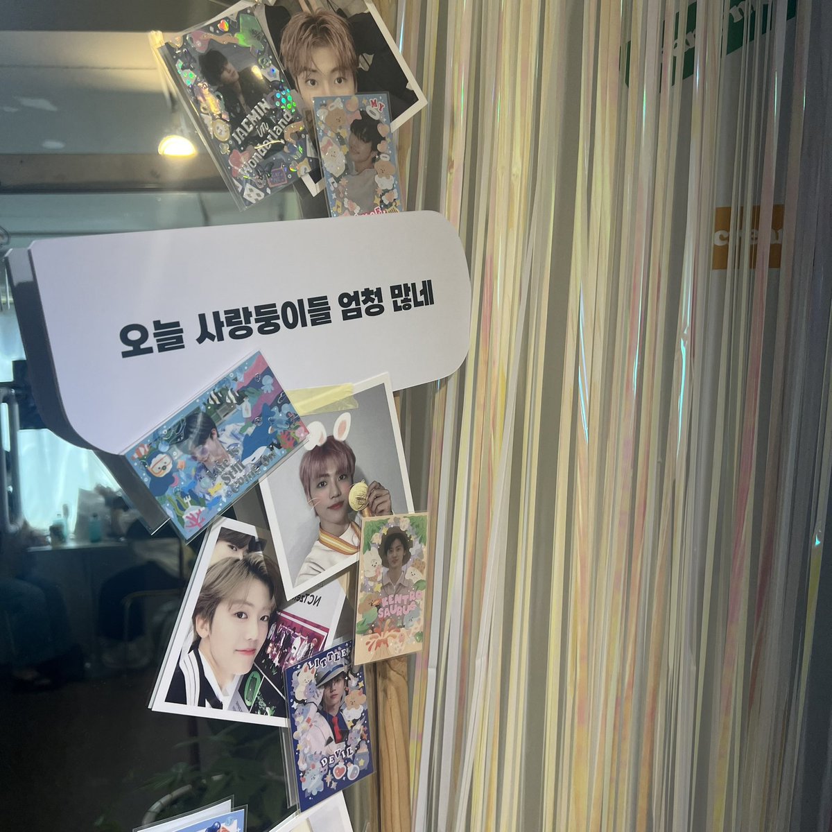 chazzi1414's tweet photo. 3️⃣ 크리미무드
애기재민이••눈물 흘렸다 너무 귀여워
이 날 엄청 더웠는데 부채 없었으면 죽었을지두.. 나나세컷은 정말 좋아따 사실 이거 찍으러 온거일수도…나나버블로 꾸며진것도 넘 참신했다 어케 안사랑해ㅠ 💚

#Its_NANA_today https://t.co/RZxAHXxWcJ