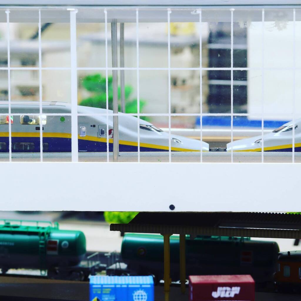 riostam's tweet photo. https://t.co/BaPHFOFXvw #nゲージ 每日一枚

#e4系 #e4系新幹線 #kato #新幹線 #Shinkansen #上越新幹線 #e4max #kato

#鉄道 
#鉄道模型 
#鉄道写真 
#鉄道風景
#modelrailroad
#ngauge
#miniature
#nscale
#diorama
#ジオラマ 
#鉄道情景
#鉄道模型写真
#自宅で撮り鉄 https://t.co/fvyvPU1SRR