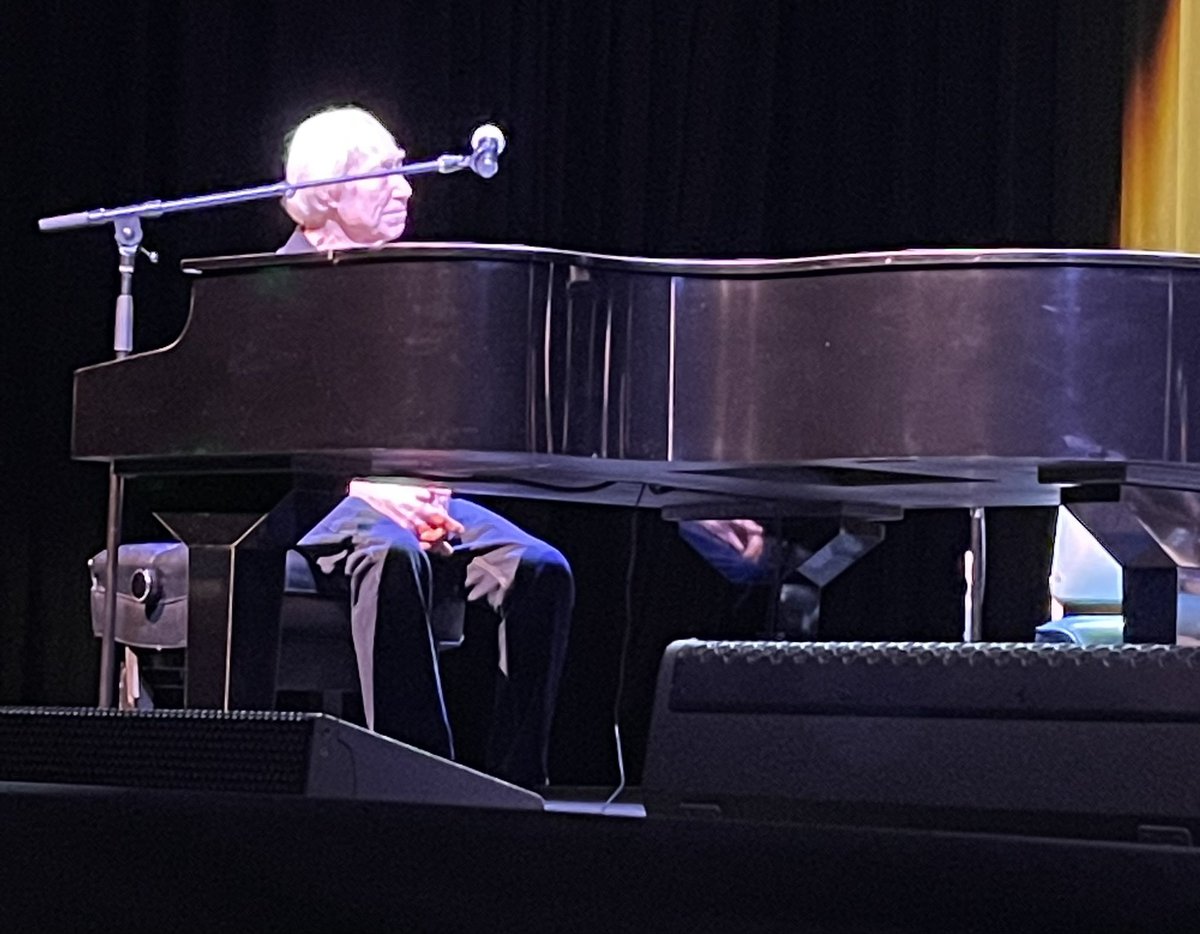 DeenasDays's tweet photo. All The Kings Men Jam Session with Jerry Scheff, Glen Hardin, Charlie McCoy and Gene Chrisman.
And a tribute to Ronnie Tutt.
#ElvisWeek45 #Memphis
#Elvis #TCB⚡️🐅
#YearOfTheTiger #ElvisWeek
#Graceland #HappiestPlaceOnEarth
#ElvisWeek2022 https://t.co/49Bq4RC7bE
