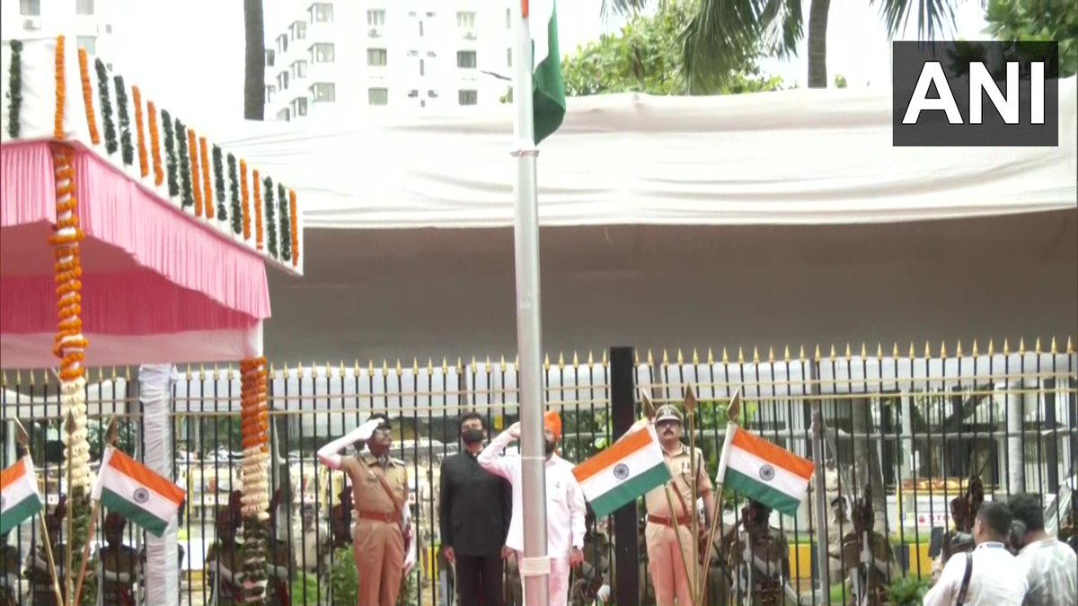 ANI's tweet photo. Maharashtra CM Eknath Shinde hoisted the national flag in Mumbai today. https://t.co/TQT4Z3P3VP