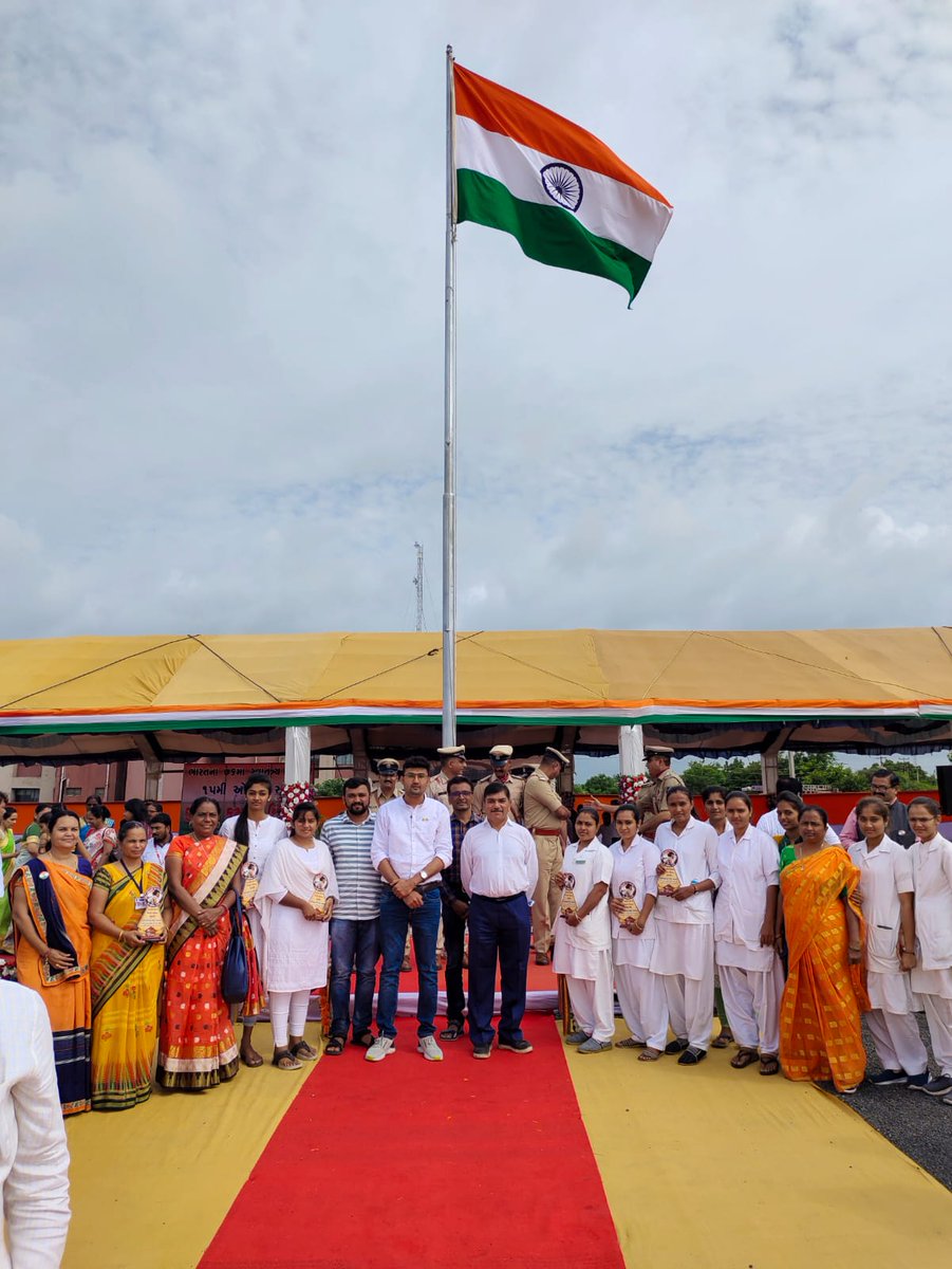 tho_dhari's tweet photo. District independence day celebration22 at Dhari with HEALTH TEAM DHARI &amp; AMRELI, on this occasion health staff are awarded by mantri shri and District officials, Thanks on behalf of 'health team Dhari' @amreli_health @CollectorAmr @ddoamreli @SP_Amreli @sdm_dhari @AmritMahotsav https://t.co/GAQdGjQ7cW