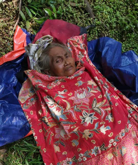 redzuanNewsMPB's tweet photo. Warga emas, Painah Siwan 79 tahun yang hilang sejak 6 hari lalu ditemui jam 12.30 tengahari tadi. 

Mangsa ditemui dalam keadaan lemah. 

Info &amp; Foto : Dr Puad Zarkashi https://t.co/8yvCQxk6Rn