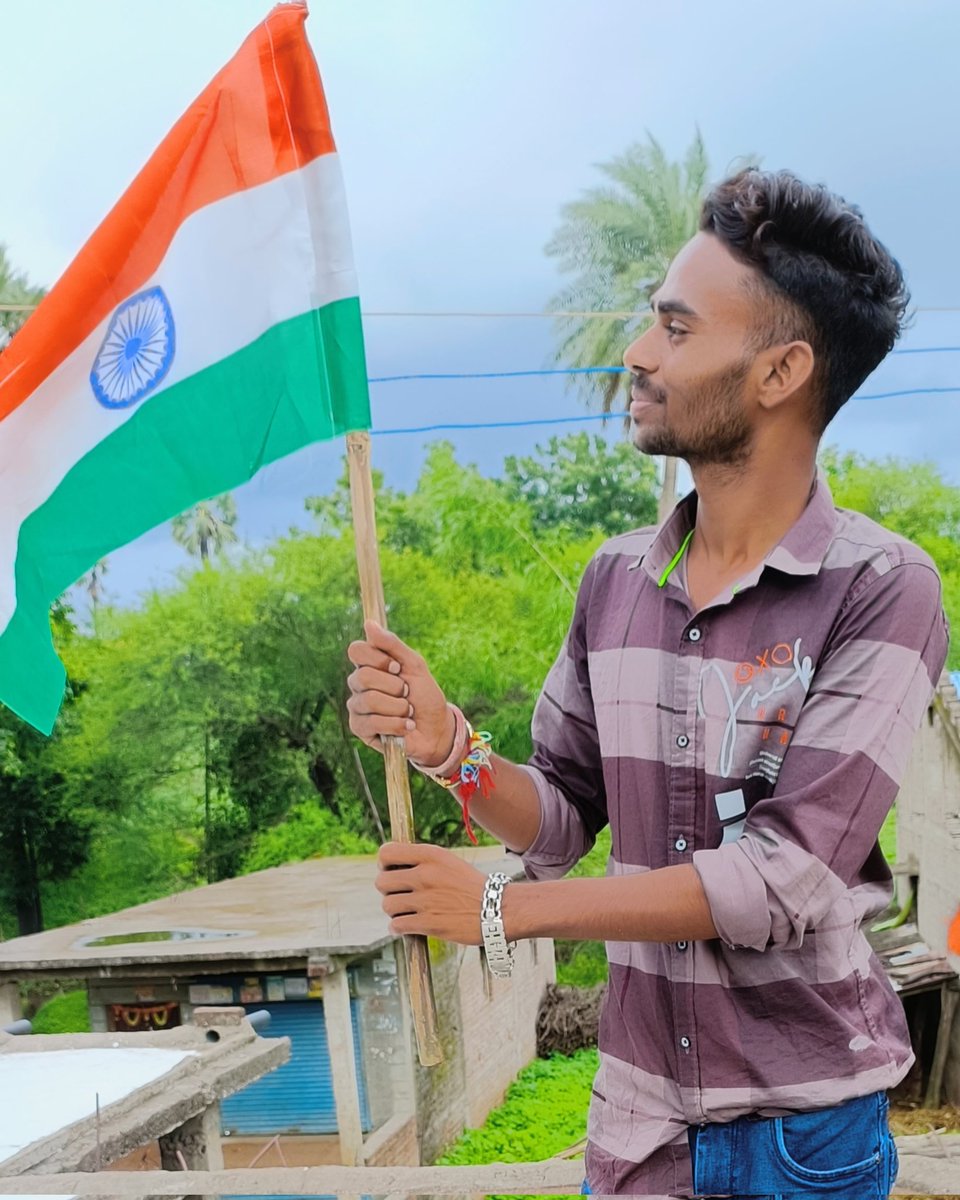 egarohariya's tweet photo. मेरी आन तिरंगा मेरी शान तिरंगा 
  इस तिरंगे को शत _शत नमन
#HappyIndependenceDay https://t.co/6Fp0TAeuuH