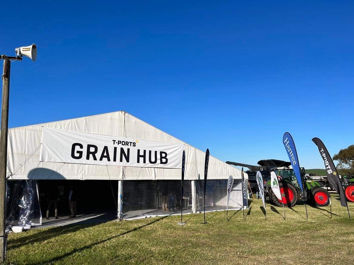 TPortsAus's tweet photo. Thanks to our grain trade partners for your continued support and to all the growers that called in for a chat during the EP Field days. Congrats to Blake Nield for winning the 60L Engle fridge from grain trader Hartree https://t.co/fdDqTvw3jn