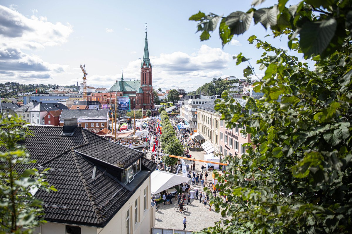 #Arendalsuka er i gang! Bli med oss på en samtale om #BeyondtheBuzz kl. 11 med <a href="/lenalundgreen/">Lena Lundgreen</a>  og digitaliseringsseminar kl. 14.30 med <a href="/shah_rana/">Shahzad Rana</a> #MicrosoftArendalsuka 
 
🔗 msft.it/6015jVGn9 
🔗 msft.it/6016jVGni