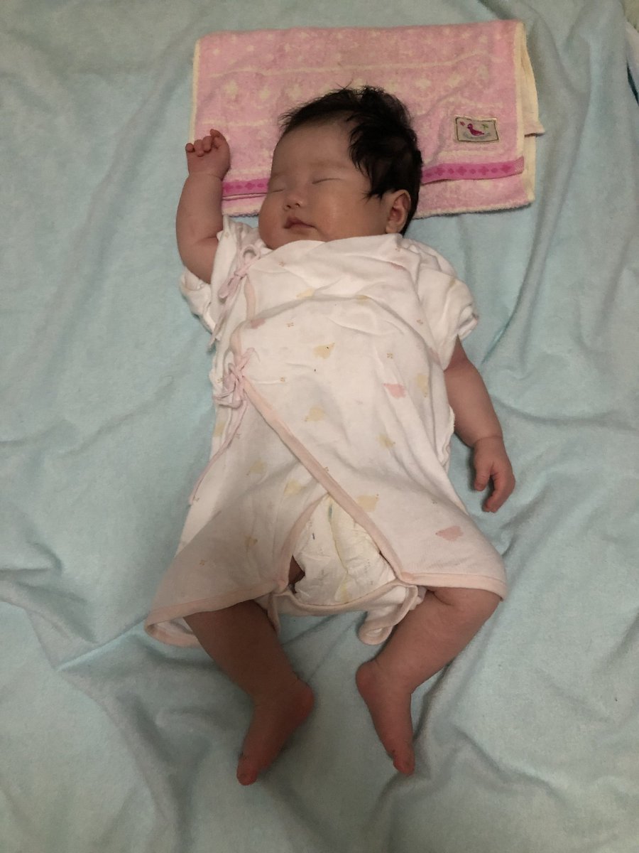 たしか、2ヶ月くらいのときかな？
満員電車でもみくちゃにされて無表情でつり革につかまるサラリーマン風。

（実際は、コニーの中で暴れて疲れて寝ちゃった）

#赤子寝相展覧会