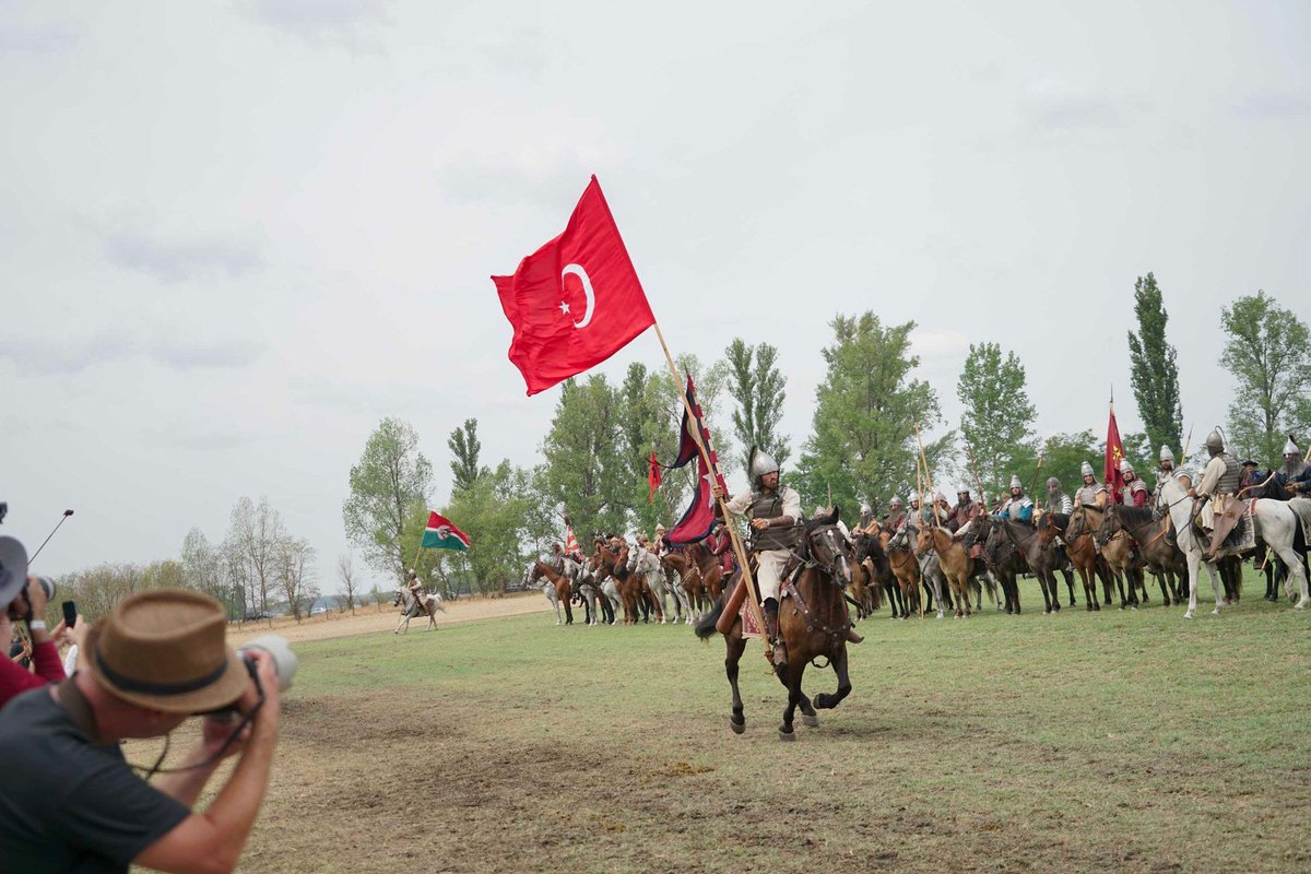 vaziyetcomtr's tweet image. Macaristan’ın Bugac kasabasında düzenlenen  7. Büyük Hun - Türk Kurultayı sona erdi. 

Kurultay, bu yıl da renkli görüntülere sahne oldu.