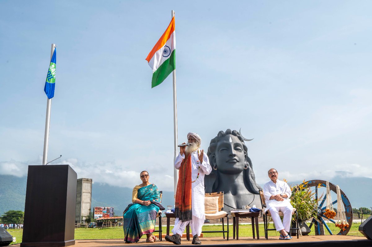 SadhguruJV's tweet photo. 75 years of Independence! What a momentous day. Wonderful to celebrate with our dear guests -  Secretary-General of the Commonwealth Ms. @PScotlandCSG &amp; Shri. @HarshShringla, G20 Chief Coordinator, Govt of India. -Sg 
#IndiaAt75 #IDAY2022 #IndiaIndependenceDay
#AmritMahotsav https://t.co/h7FQn3rtoX