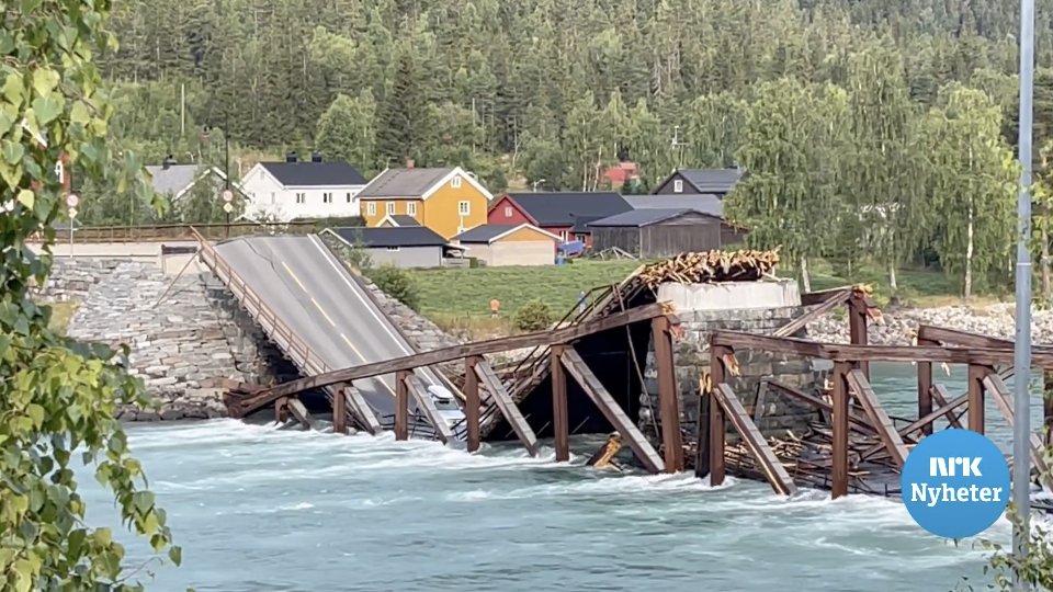 torbenbrenden's tweet photo. Tretten bridge crossing Gudbrandsdalslรฅgen collapsed this morning. Hopefully no injuries, as the vehicles seen seem to have gotten away with little or no damage https://t.co/dDyXi3u0h9