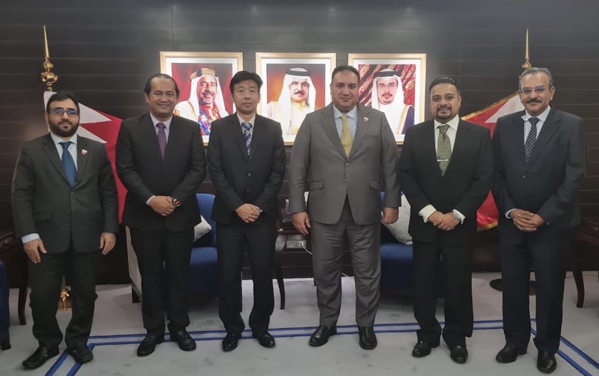 استقبل السيد رشاد فاروق الشيخ, القائم بأعمال سفارة مملكة البحرين في كوالالمبور، المهندس إليكس تشيو, المدير العام لشركة A-PLUSGROUP الماليزية المتخصصة في تصنيع المعدات الثقيلة، حيث تم استعراض منتجات الشركة وتقنياتها وبحث فرص الاستثمار والتجارة في مملكة البحرين.