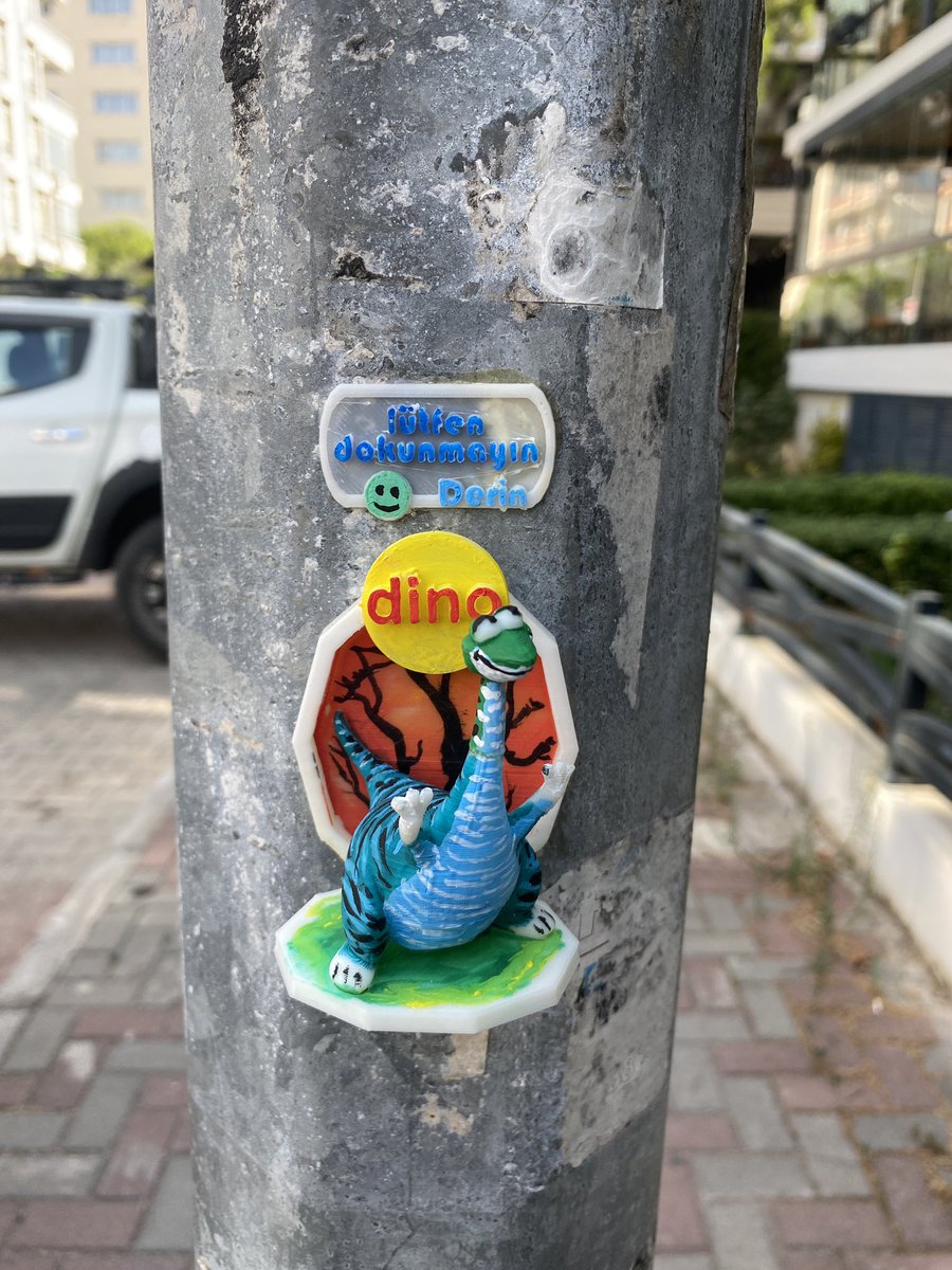 Bostanlı’da sokak lambasındaki bu tatlışlığı herkes görmeli 🦕💙 #dino #derin