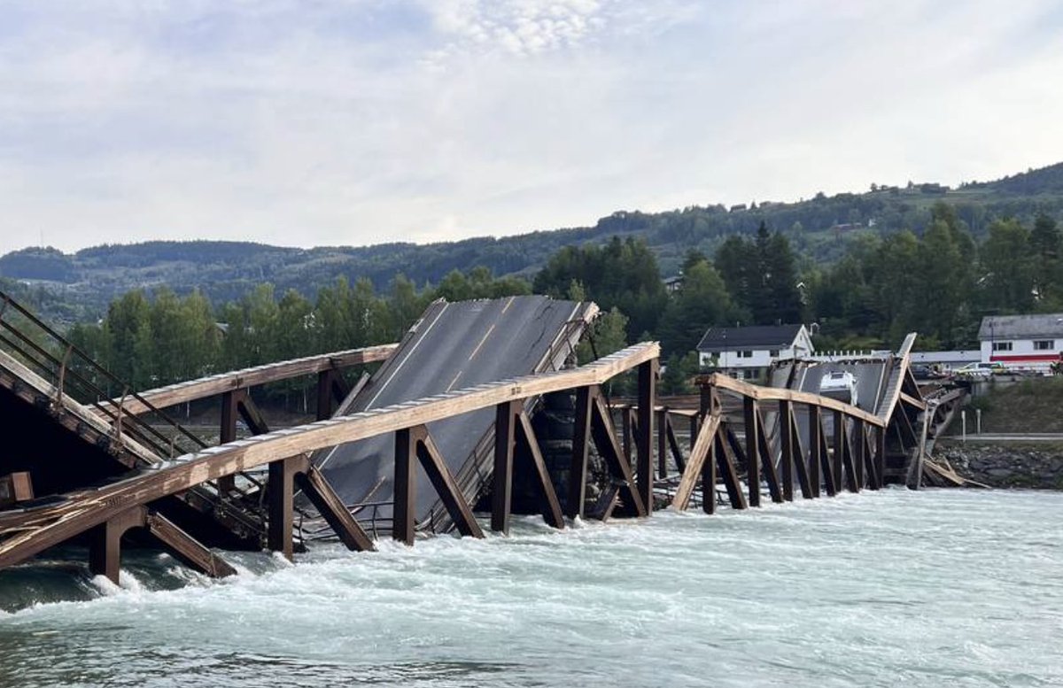 torbenbrenden's tweet photo. Tretten bridge crossing Gudbrandsdalslรฅgen collapsed this morning. Hopefully no injuries, as the vehicles seen seem to have gotten away with little or no damage https://t.co/dDyXi3u0h9