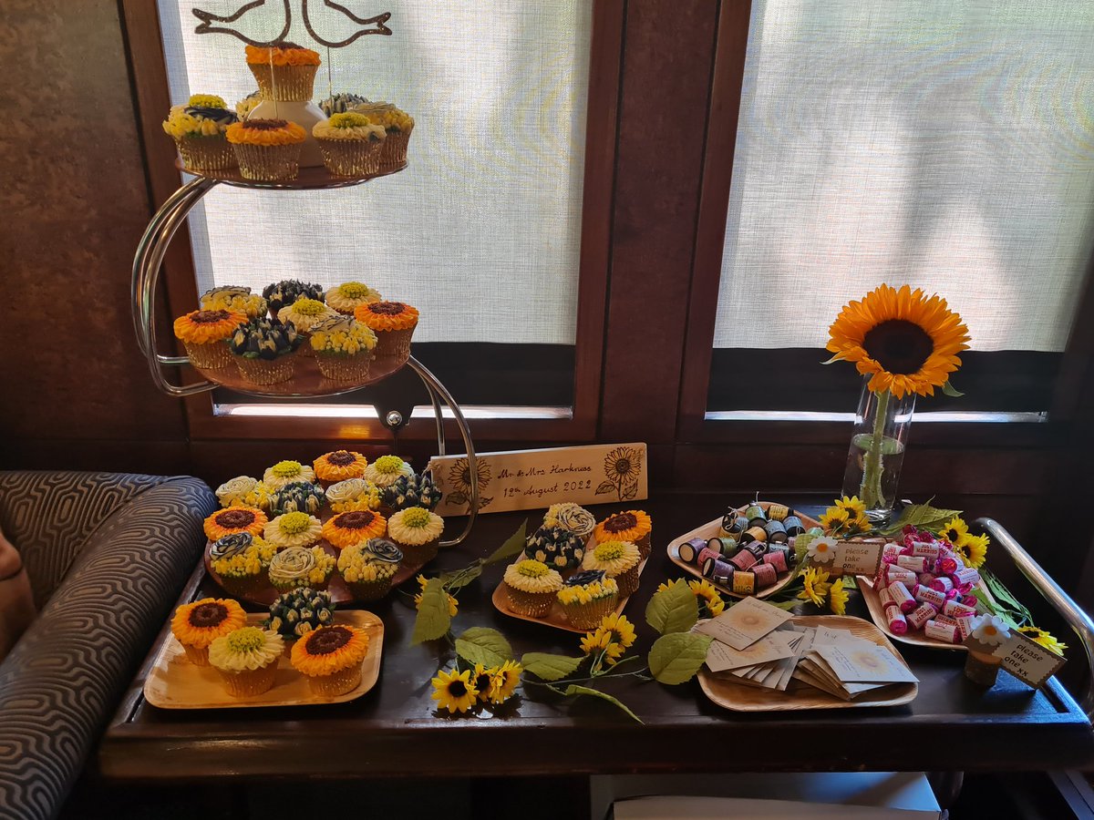 lbubb27's tweet image. Beautiful wedding 🌻 🥂🌻 and afternoon tea ☕️🍰😊