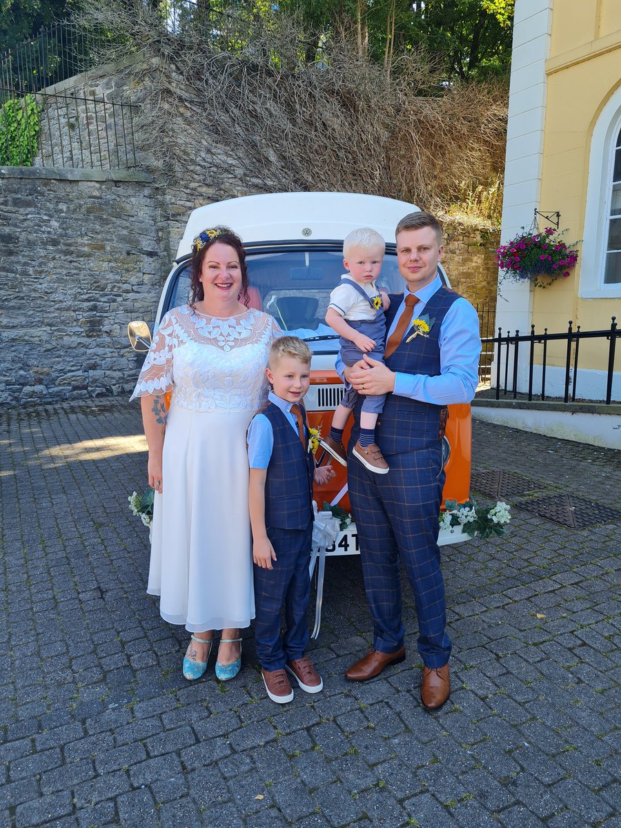 lbubb27's tweet image. Beautiful wedding 🌻 🥂🌻 and afternoon tea ☕️🍰😊