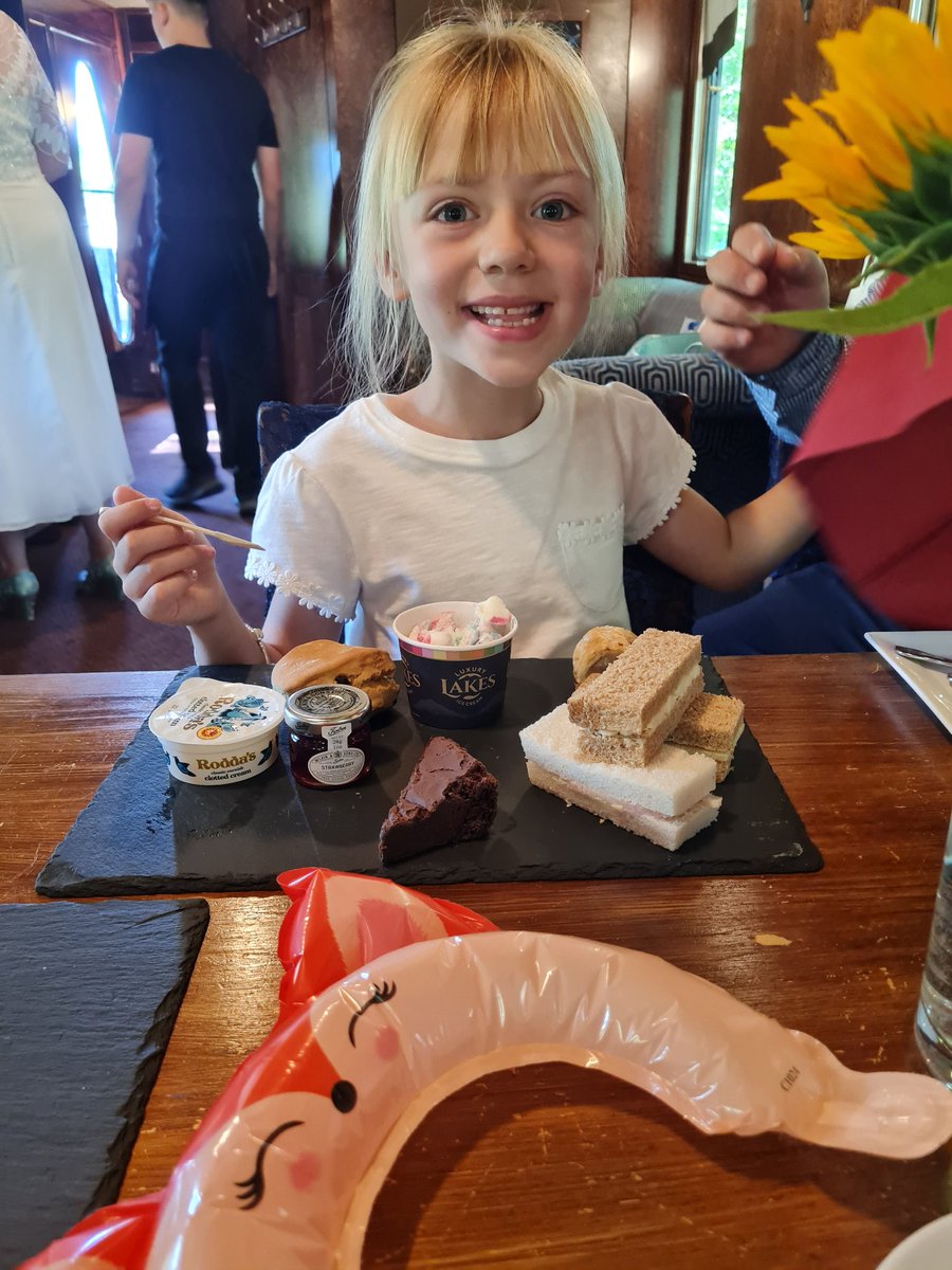 lbubb27's tweet image. Beautiful wedding 🌻 🥂🌻 and afternoon tea ☕️🍰😊