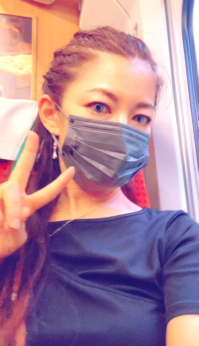 コミケ楽しかった〜!!たくさんの方に会えて嬉しいありがとうございました…って丁度新幹線乗っている時にまりちゅうさんのツイートを見たので勝手にパロってみたが…ただの痛いオバハンにしかならなかったチーン…_(:3」z)_  