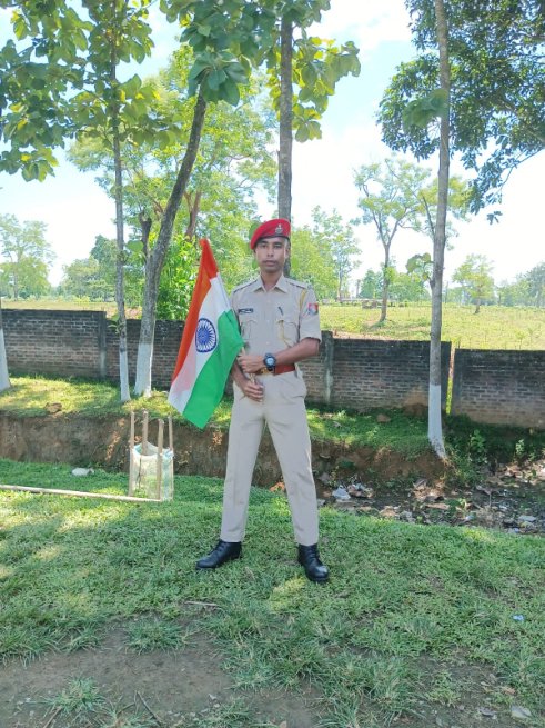 ALOKESHBARMAN15's tweet photo. Mere hath main tiranga 🇮🇳❤️ 11apbn dergaon Assam✊✊🇮🇳

In Celebration of....

#AzadiKaAmritMahotsav
#HarGharTiranga
#HarGharTirangaAssam
@PMOIndia
@HMOIndia
@MinOfCultureGoI
@CMOfficeAssam
@himantabiswa
@DGPAssamPolice
@assampolice
@commandant11th1 https://t.co/LReozgFE0z