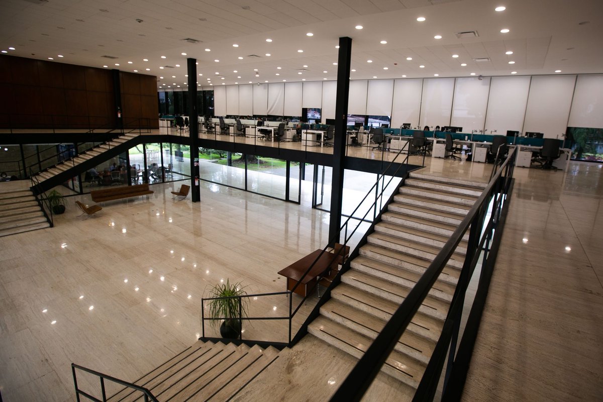 arquitect_viva's tweet photo. Dentro del único edificio de Mies van der Rohe en Latinoamérica
El presidente de Bacardí encargó al arquitecto alemán el diseño de las oficinas de la compañía en México después de que la empresa dejara Cuba tras la revolución de 1959
https://t.co/kvF4h6oQd2 https://t.co/tUyMJQGvlK