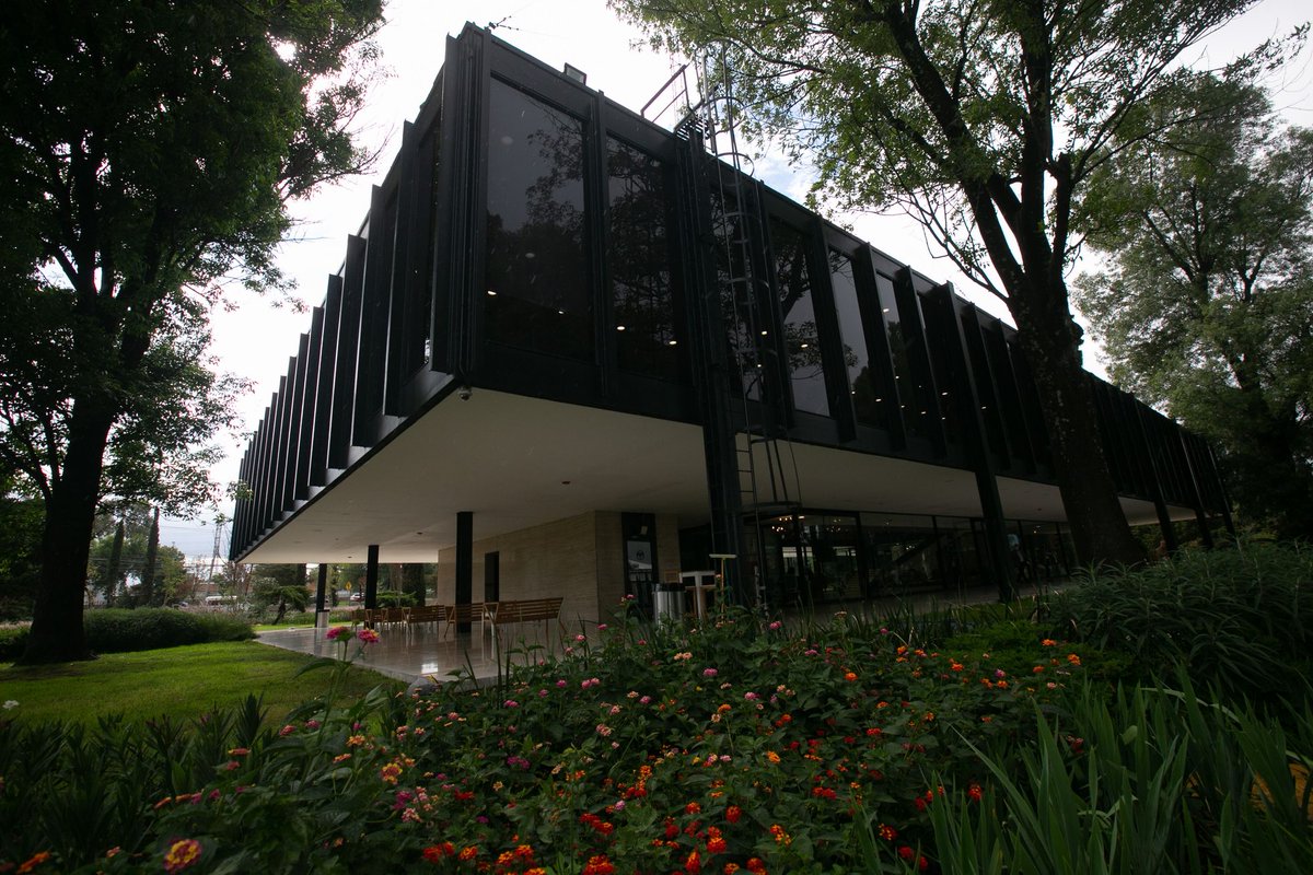 arquitect_viva's tweet photo. Dentro del único edificio de Mies van der Rohe en Latinoamérica
El presidente de Bacardí encargó al arquitecto alemán el diseño de las oficinas de la compañía en México después de que la empresa dejara Cuba tras la revolución de 1959
https://t.co/kvF4h6oQd2 https://t.co/tUyMJQGvlK