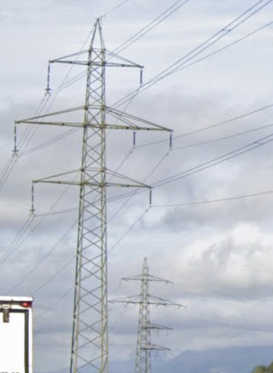 ThisIsGab3's tweet photo. Something I’ve noticed about Swiss power infrastructure…
WHY AREN’T THERE THREE PHASES, WHAT IS HAPPENING 😂 https://t.co/TD5F9GkKB5
