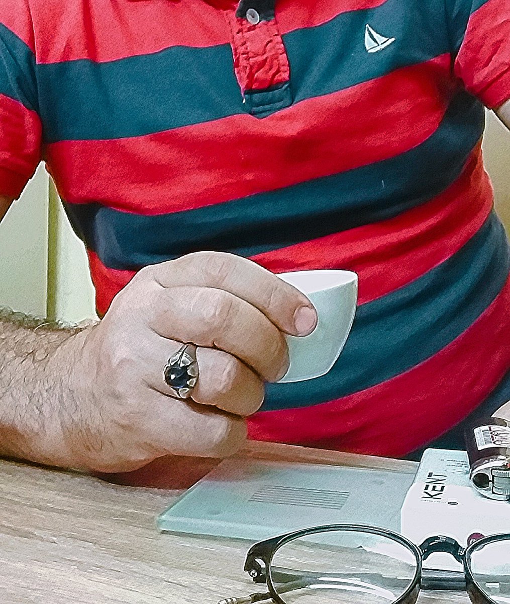 صديقي الصدوق ...
من المؤسف ...
أن ترى المستقبل يمشي خلفك 
......... والماضي يركض أمامك