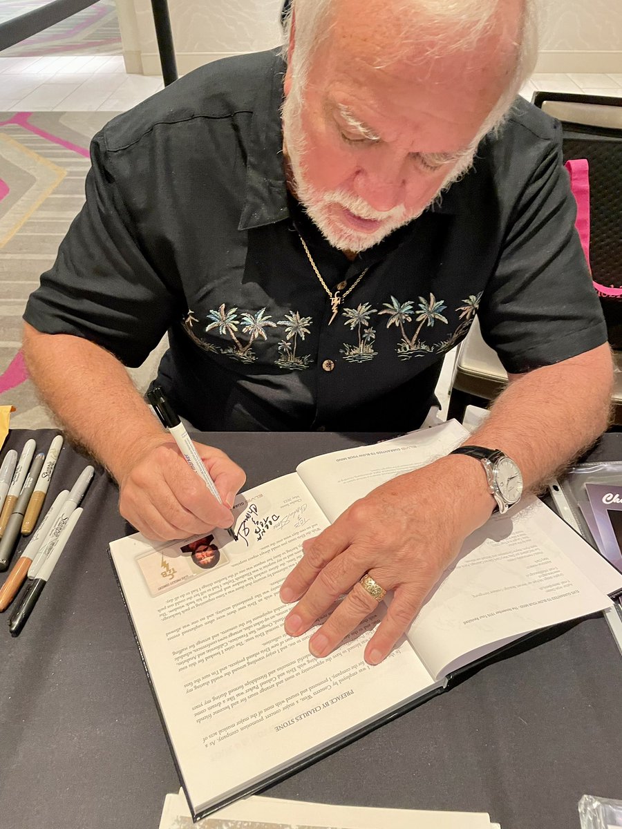 DeenasDays's tweet photo. Today was an especially great day starting off with Elvis Backstage and meeting Sam Thompson and Charles Stone after
#ElvisWeek45 #Memphis
#Elvis #TCB⚡️🐅
#YearOfTheTiger #ElvisWeek
#Graceland #HappiestPlaceOnEarth
#ElvisWeek2022 https://t.co/t1JIgVpM3r
