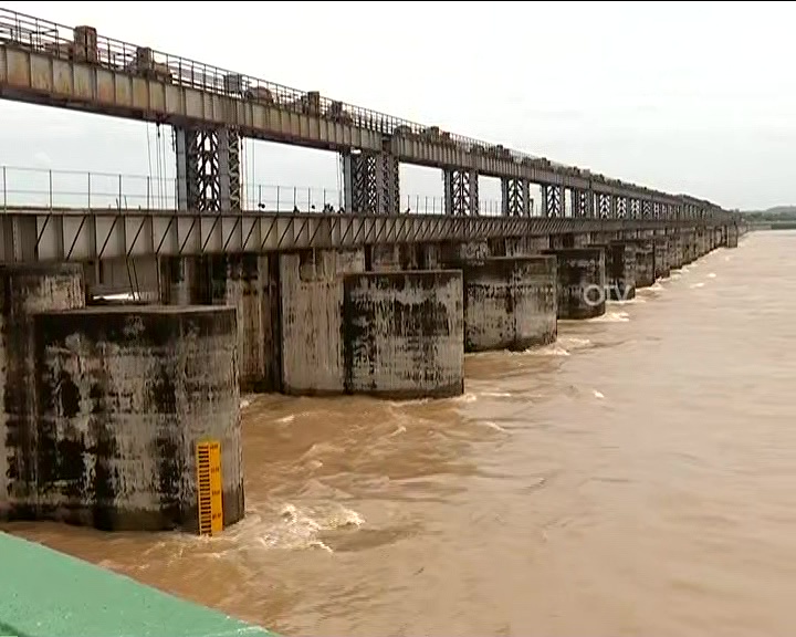 otvnews's tweet photo. Mahanadi breaches danger mark near Naraj in Cuttack

Catch all LIVE updates here: https://t.co/0IMe3sCSuh

#Odisha #FloodThreat https://t.co/r29XSb4rUW