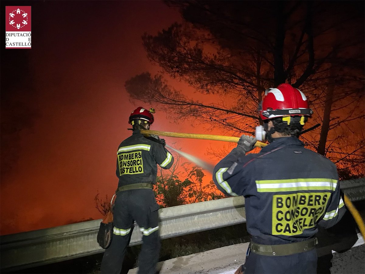 ondacero_cs's tweet photo. ⚠️ #IFUseres El incendio entre Costur y Useres continua activo.

👩‍🚒Más de 150 efectivos trabajaron a destajo en la jornada de ayer. Esta misma mañana, se ha solicitado otro medio aéreo más al @mitecogob.

🔥Anoche se contabilizaban unas 350 hectáreas quemadas. https://t.co/M4k1JZ0eVr
