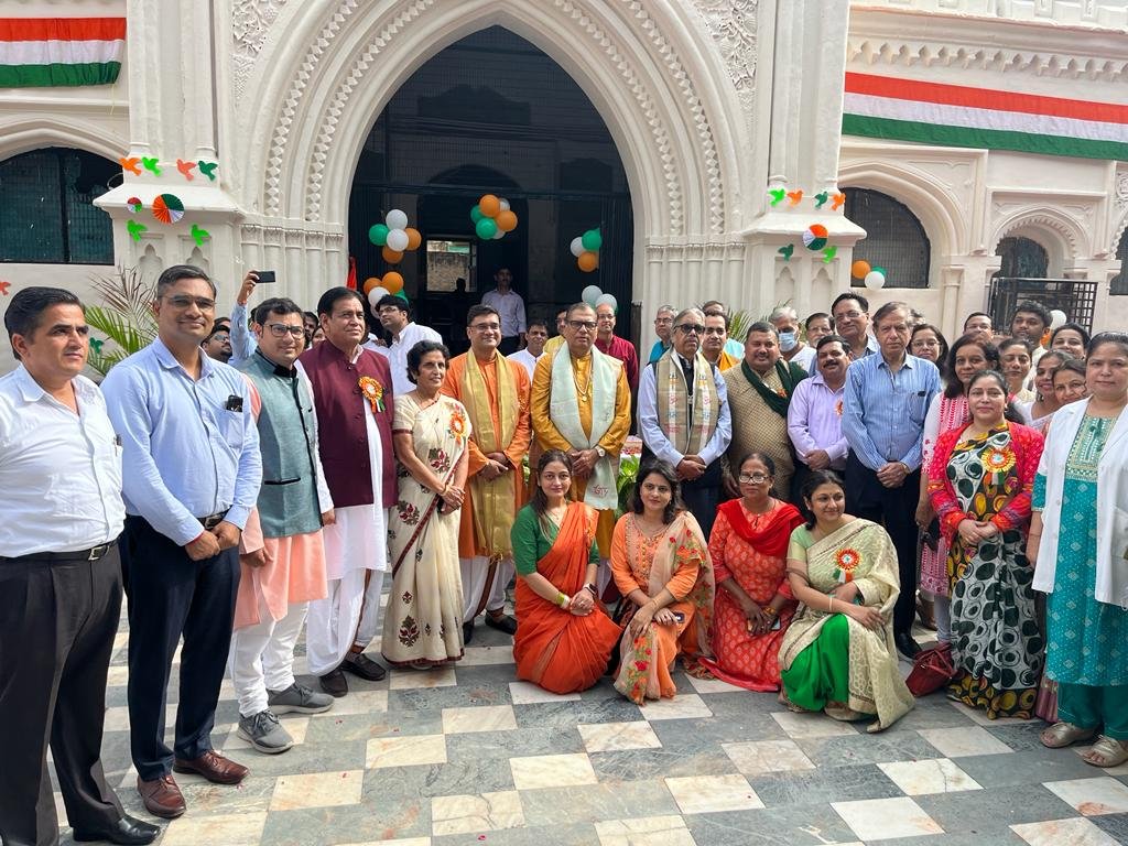 snmc_agra's tweet photo. Azaadi ka Amrit Mahotsav, 75th Independence day, was celebrated today at SNMC, Agra.🇮🇳 The ceremony marked by Flag hoisting and address by the Principal was attended by one and all. Padam Shri, Dr D K Hazra was the Chief Guest on this occasion.
#MeUP
#UPDGME https://t.co/YkfLRvhh5a