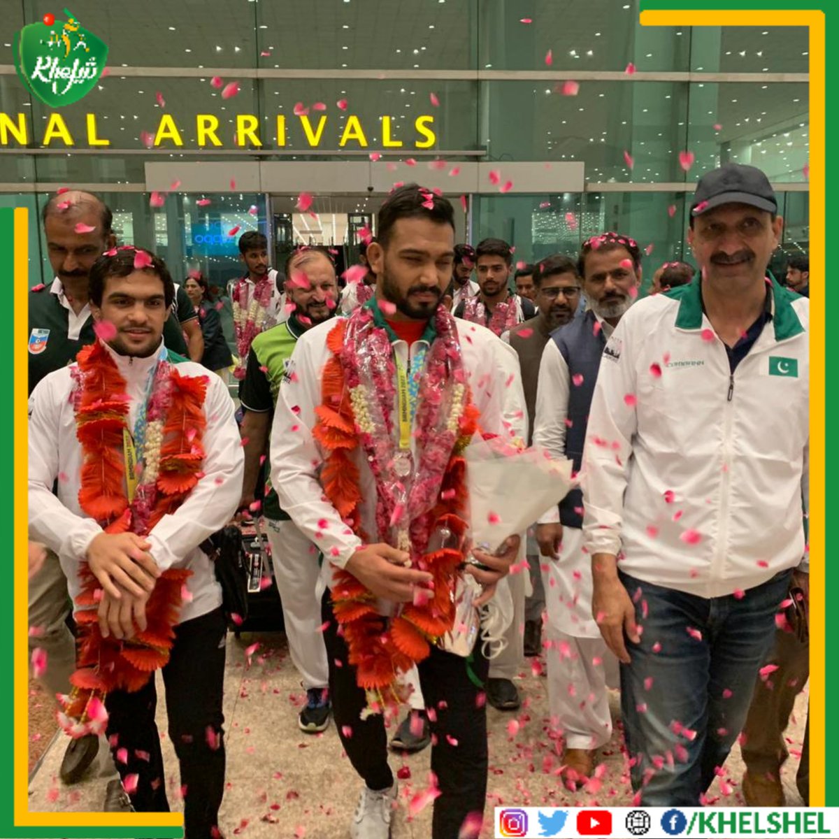 khelshel's tweet photo. Silver Medalist Inam Butt and Bronze Medalist Inayatullah gets warm welcome on their arrival in Pakistan after winning medals at #CommonwealthGames2022 in Wrestling.
#Wrestling | #Pakistan | #InamButt | #Inayatullah | #CWG2022 | #Islamabad https://t.co/jDZ5oKVoIf