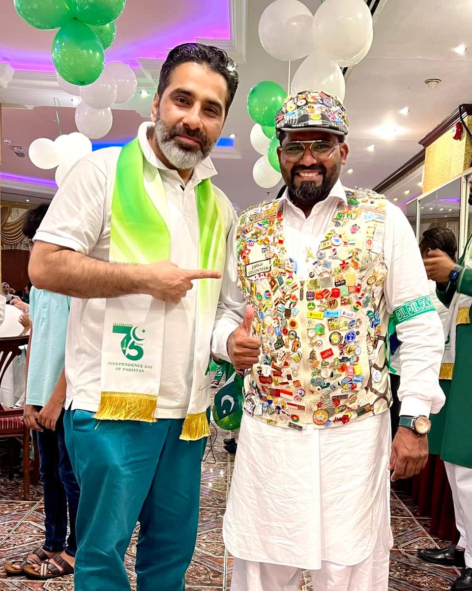 arshadfbutt's tweet photo. ایک قابل فخر پاکستانی عمیر جمیل جس نے دبئی ایکسپو 2020 میں رضاکار کے طور پر کام کرتے ہوئے 700 سے زائد بیجز اکٹھے کر کے ہم سب کا سر بھی فخر سے بلند کر دیا اور بہت سے لوگوں کے دل جیت لیے اور خصوصی داد وصول کی۔  اس آرائشی جیکٹ کے لئے بہت سی بولیاں بھی لگائی جا چکی ہیں۔  بہت خوب 👏🏼 https://t.co/jfkD3zD4BK