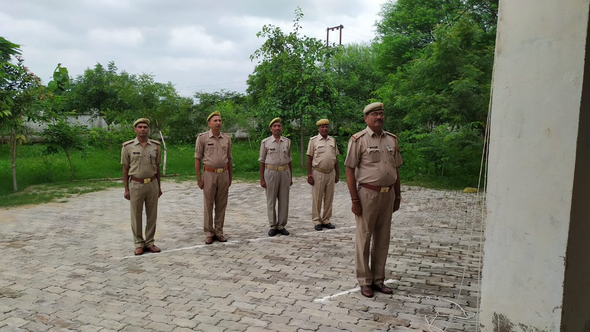 FireHmr's tweet photo. *आज दिनांक 15/08/2022 को स्वतंत्रता दिवस के उपलक्ष्य में फायर स्टेशन हमीरपुर  एवं फायर स्टेशन मौदाहा में राष्ट्रीय ध्वज को ससम्मान फहराया गया।*@fireserviceup @Indianfireserv2 @hamirpurpolice @dmhamirpurup @ipsshubhampatel https://t.co/rdOwko2MwI