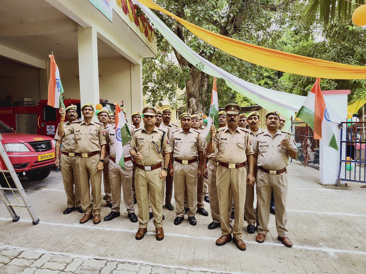 FireHmr's tweet photo. *आज दिनांक 15/08/2022 को स्वतंत्रता दिवस के उपलक्ष्य में फायर स्टेशन हमीरपुर  एवं फायर स्टेशन मौदाहा में राष्ट्रीय ध्वज को ससम्मान फहराया गया।*@fireserviceup @Indianfireserv2 @hamirpurpolice @dmhamirpurup @ipsshubhampatel https://t.co/rdOwko2MwI