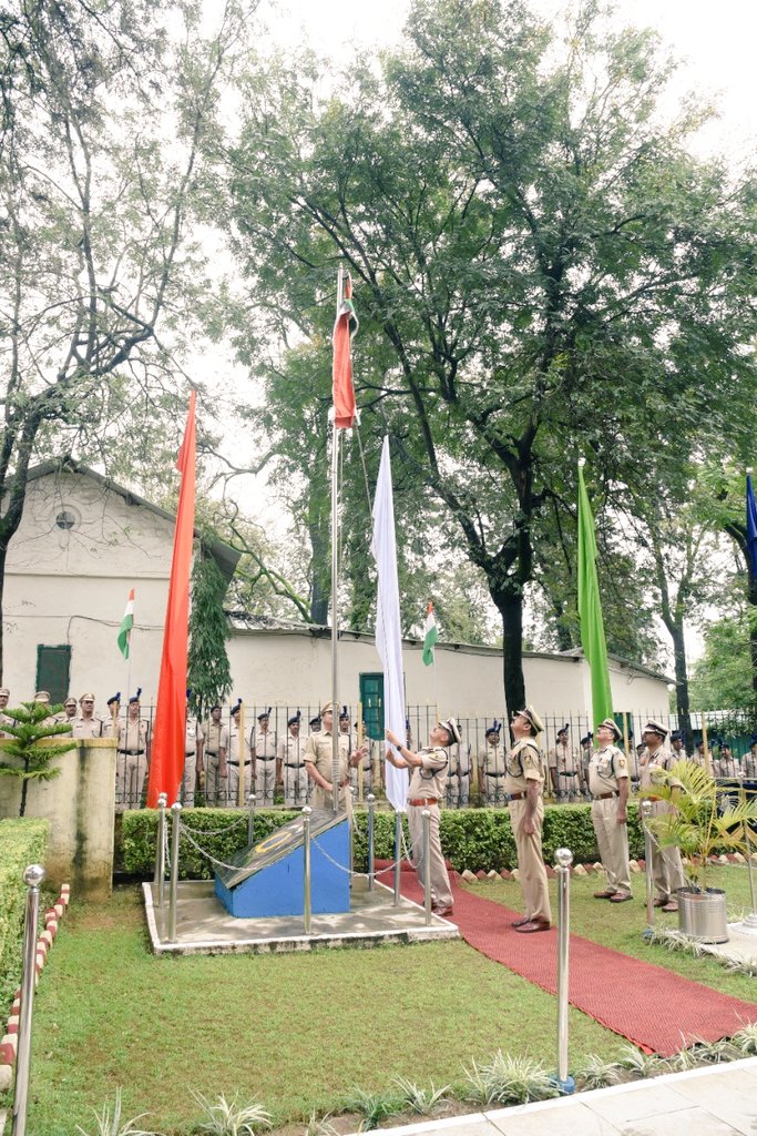 ISA_MountAbu's tweet photo. #independenceday2022 
On the occasion of 76th Independence Day, Sh. Sunil Joon IG/Director remembers the supreme sacrifice of the freedom fighters &amp; paid homage to the martyrs who laid down their precious lives in the line of action.
#AzadiKaAmritMahotsav 
@crpfindia https://t.co/fPVV9IsLyp