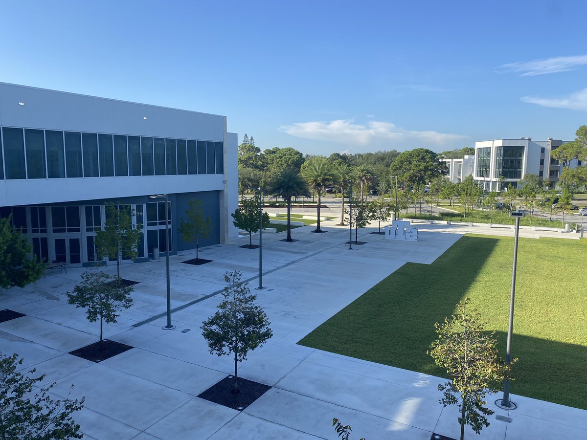 Welcome back week starts today. Beautiful morning on <a href="/StThomasUniv/">St. Thomas University</a> campus … look forward to seeing all our <a href="/STUSPOAD/">@STUSPOAD</a> majors next week.