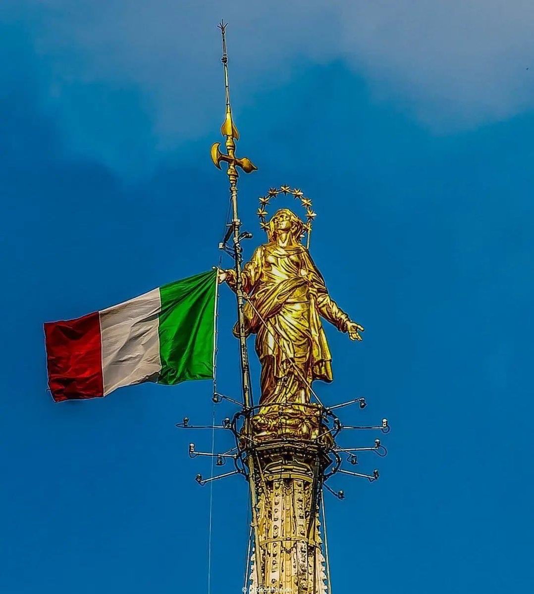 colomboclerici's tweet photo. Dodici stelle nella corona di #SantaMariaAssunta - quante ce ne sono nella #BandieraDodecaStellata della #Ue - #dodici numero assoluto in natura che indica la #globalita  la #totalita - La #Madonna protegga la nostra #Europa https://t.co/naFMkYJHWm