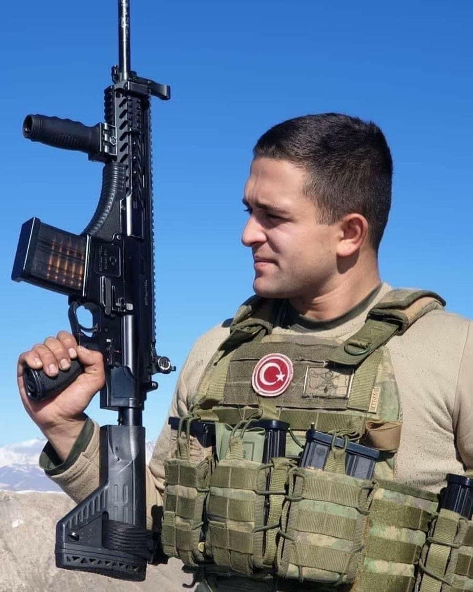 ŞEHİDİMİZ VAR 
 Hakkari İli Şemdinli İlçesi Tekeli Köyü yolu üzerinde mayın arama ve tarama faaliyeti sonucu kendi silahının ateş alması sonucunda  Piyade Sözleşmeli Er Atakan ÇAKIR şehit oldu. 

Şehidimize ALLAH tan rahmet, yakınlarına ve aziz milletimize baş sağlığı diliyoruz.
