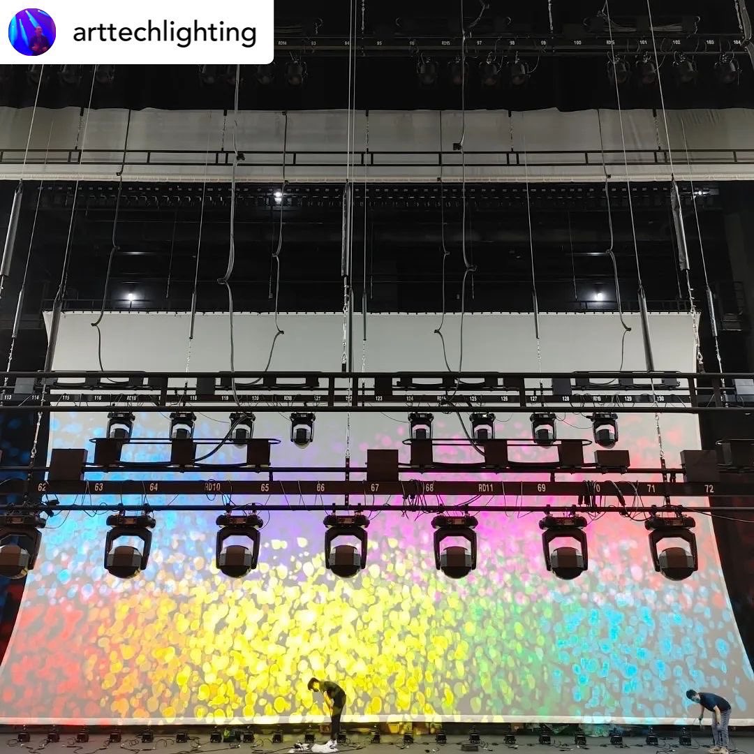 Robelighting's tweet photo. A #NewGearMonday loading in the new @Robelighting #ESPRITE LED luminaires at the Anseong Arthall with director Kim Junsung in South Korea supplied by ArtTech Lighting.
#robelighting #robeinnovation #transferableLEDengine #arttechlighting #lightingtech https://t.co/u6uueVbHkt