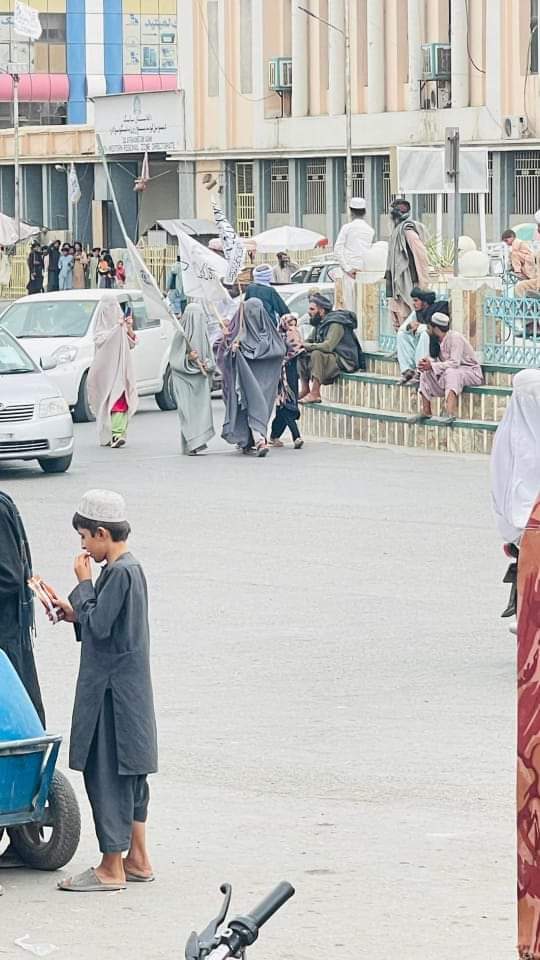 دکابل مظاهري والا رنډیاني  زموږ دافغان میرمنو نمایندګي  نه سي کولای 

زموږ افغاني خویندي  هم دادي مورجاني او خورجاني کیمپ میشت ټول درته  لوګی شه☝☝