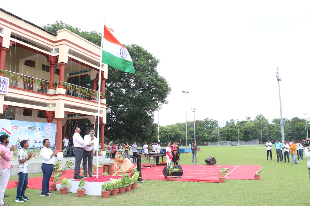 IITBHU_Varanasi's tweet photo. Celebrating 75 glorious years of India's #independence.

Director Prof. Pramod Kumar Jain hoisted the tricolor at Gymkhana ground of #IITBHU. 

#AzadiKaAmritMahotsav 
#IndependenceDay2022 https://t.co/czHkbTWv8q