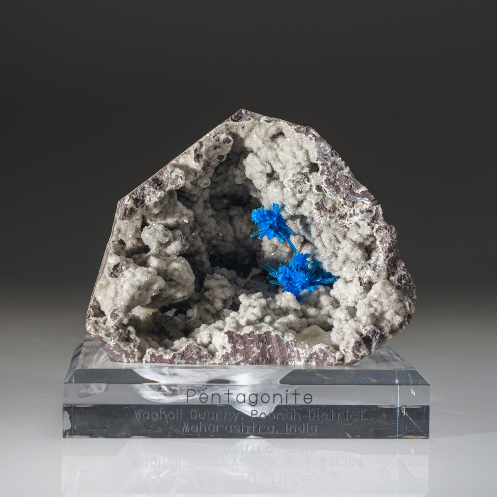 AstroGallery's tweet photo. A rare silicate mineral, #Pentagonite, on #Quartz ✨ Available for purchase here: https://t.co/IHAe1jtoPn
Check out https://t.co/gNBiBwLkEp to see the rest of our fine mineral selection and more!
#fineminerals #crystalshop #crystalsforsale #mineralsforsale #rareminerals https://t.co/whOpfF0SsB