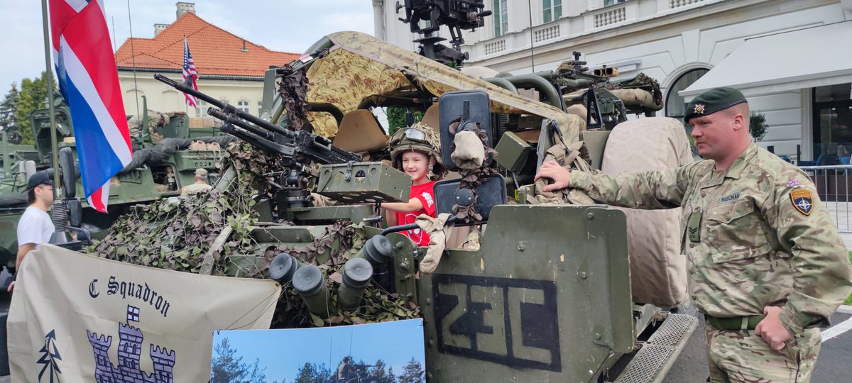 Poland_MOD's tweet photo. Celebrating together on Marshal Piłsudski Square is an unusual opportunity to meet our allies with @BG_Poland_eFP and get familiar with the heavy equipment. 🇺🇸 Tank # Abrams, armored vehicle #Stryker, 🇬🇧 reconnaissance vehicle #jackal and 🇷🇴 anti-aircraft gun #Gepar https://t.co/pPNK2nioHr