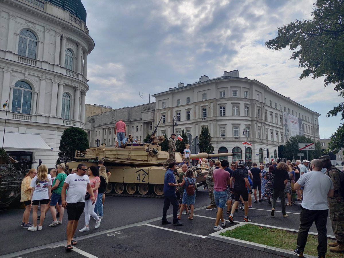 Poland_MOD's tweet photo. Celebrating together on Marshal Piłsudski Square is an unusual opportunity to meet our allies with @BG_Poland_eFP and get familiar with the heavy equipment. 🇺🇸 Tank # Abrams, armored vehicle #Stryker, 🇬🇧 reconnaissance vehicle #jackal and 🇷🇴 anti-aircraft gun #Gepar https://t.co/pPNK2nioHr