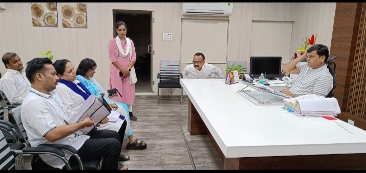 rao_nitikas's tweet photo. भ्रष्टाचार विरोधात कारवाई कधी?
#आरमाईट #ARMIET
अनाधिकृत बांधकाम प्रकरणी ठाणे जिल्हाधिकारी कार्यालयासमोर आमरण उपोषण आज सकाळी 7 वाजता पासून 7 तासानंतर निवासी उपजिलाधिकारी मा.परदेशी साहेब ह्यांची भेट घेऊन स्थगित केला. @CMOMaharashtra @MumbaiUni @mieknathshinde @ThaneCollector https://t.co/PU5huE1ZvI