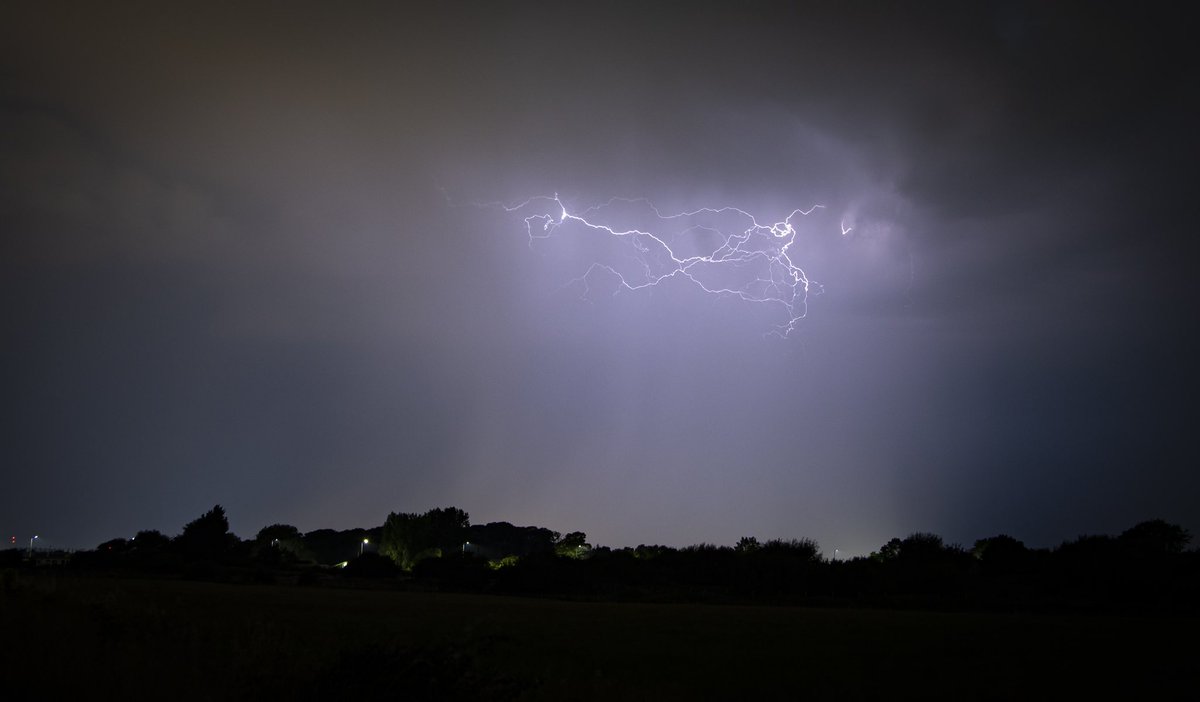 A couple from last nights thunderstorm. Looking towards Blackpool from Warton.

#Thunderstorm #ukstorms #lightning #thunderstorms