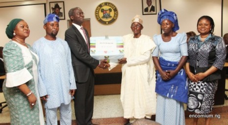 dmightyangel's tweet photo. In 2014, the headline was "Carpenter’s son emerges Lagos One-Day Governor" (GO AND VERIFY)....
A 15-year-old Master Edun Olabanji of Army Children’s Senior Secondary School, Onigbongbo became #OneDayGovernor in Lagos.
An event that started in 2001 has created hope for MANY! https://t.co/3eel37q5P4