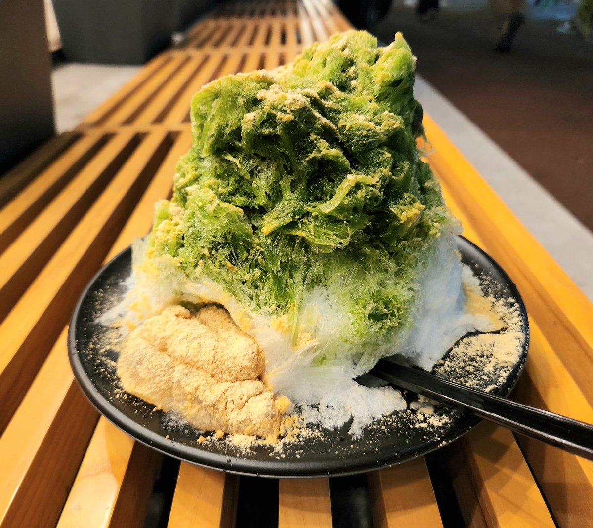 m_msnow's tweet photo. わらび餅のお店、甘味処鎌倉で夏限定なのかな？かき氷🍧にわらび餅をトッピングして食べたー！わらび餅プルプルで抹茶濃くて最高でした👍️
次回はわらび餅ドリンク飲みたいな🥤

#かき氷
#甘味処
#鎌倉
#わらび餅
#抹茶
#下北沢 https://t.co/TtV7SXa2T1