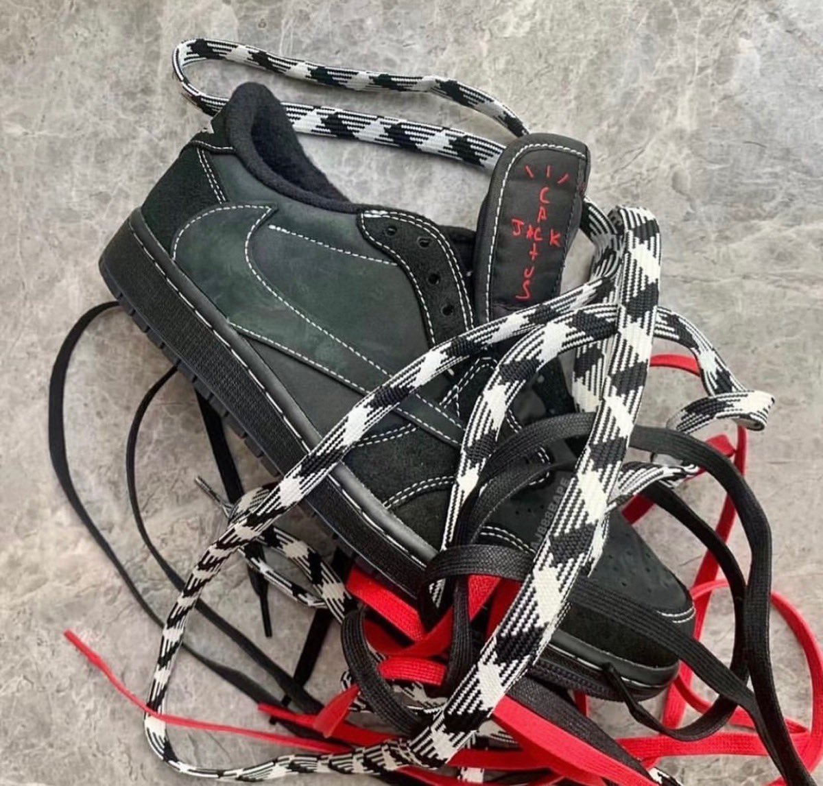 Travis Scott × Nike Air Jordan 1 Low OG SP “Black/Phantom” 付属