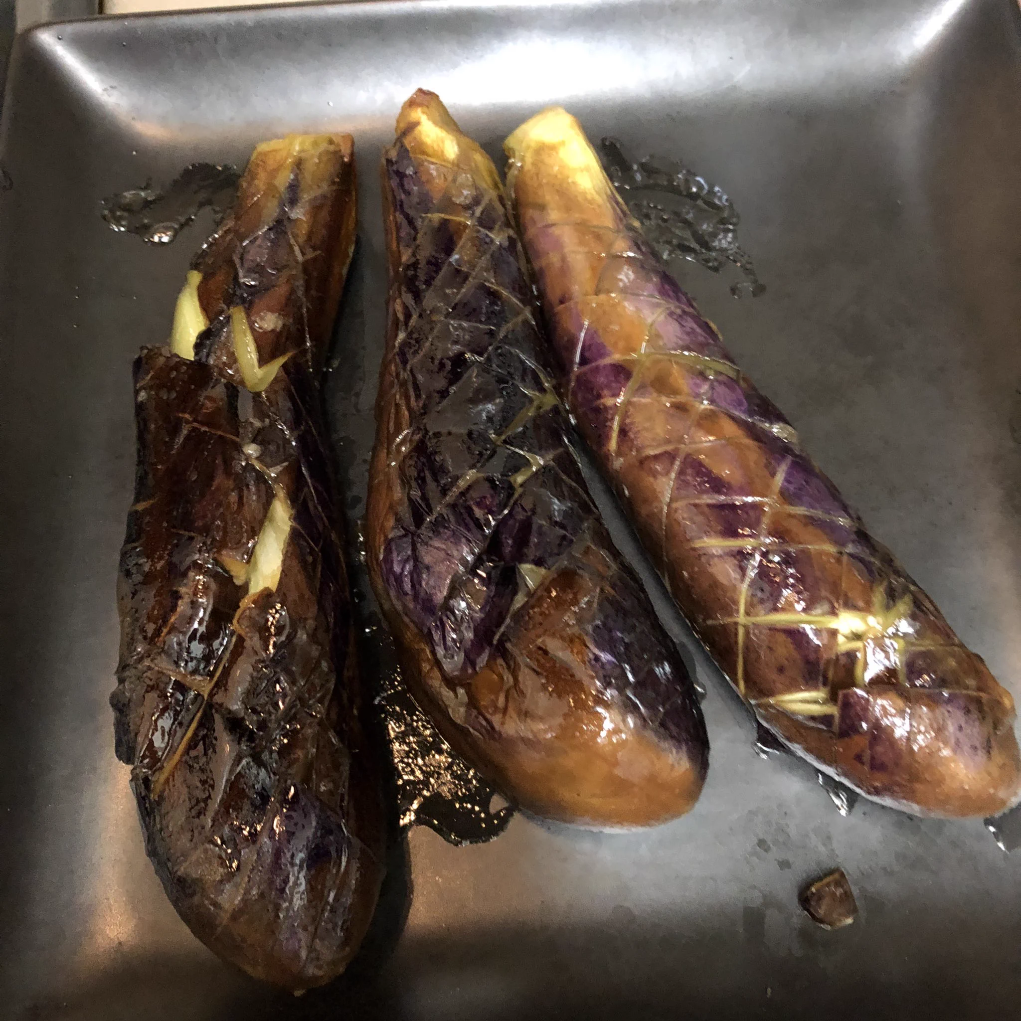 塩水に10分つけた茄子をごま油、サラダ油、しょうがチューブと共に煮浸しにしてみたら、過去最高においしかったです👍
ナイスナス🍆  